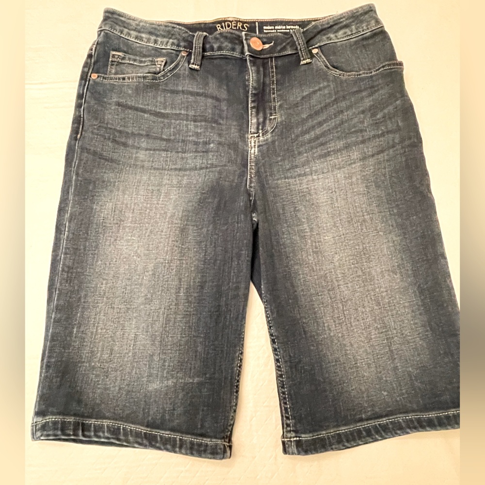 🦋 2 / $30 🦋Riders by Lee modern mid rise Bermuda jean shorts approx size 29.